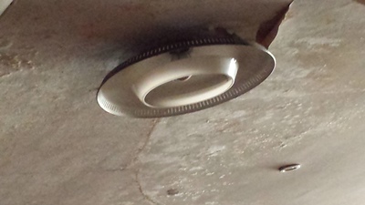 Lamp aan het plafond. Serie lampen die er al hangen zo lang ik me kan heugen