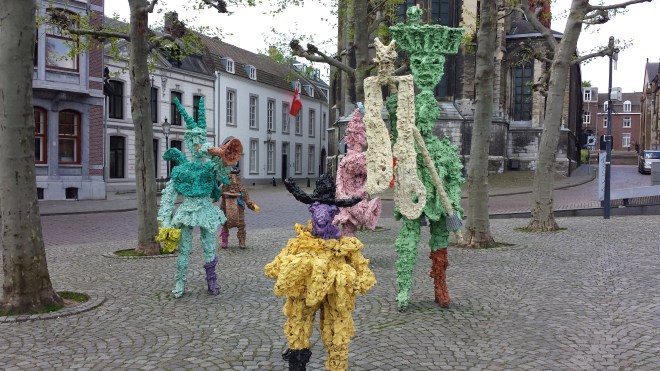 Beeldengroep van vijf carnavalsvierders op het Vrijthof. "'t Zaat Hermenieke" ontwerp: Han van Wetering, 1993