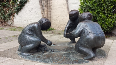 Beeldengroep knikkerspel