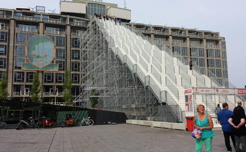 De trap tegen het Groothandelsgebouw