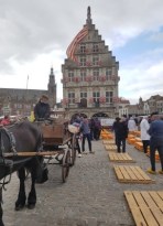 kasmarkt met stadhuis klein