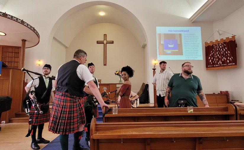 Er klinkt weer doedelzakmuziek in mijn Schotse&nbsp;kerk